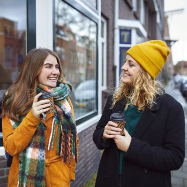 CitoLab - twee studenten met koffie to go CitoLab - twee studenten met koffie to go